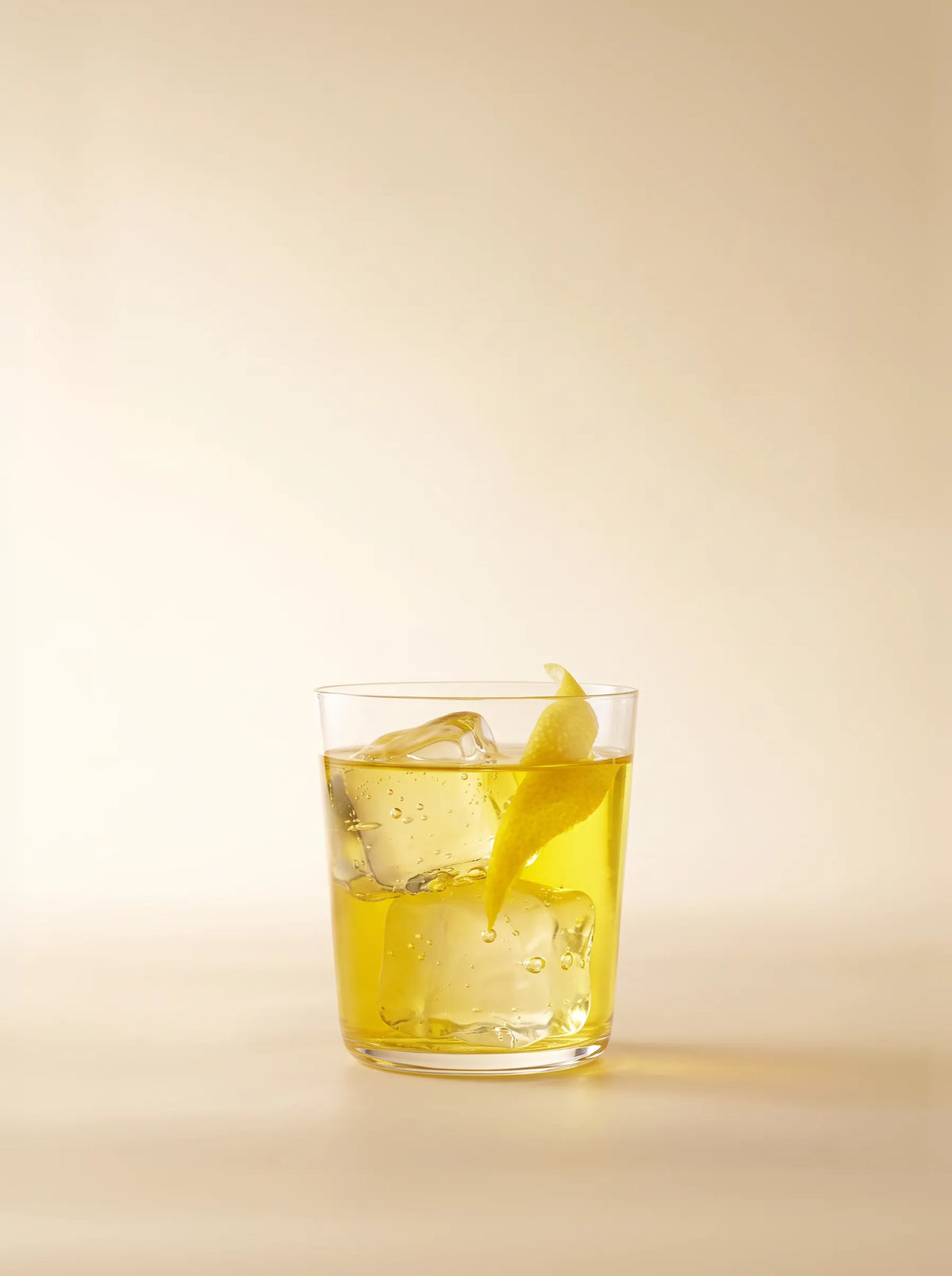 ODE Bright Lemon — Aperitivo botánico cítrico alemán — ambiente