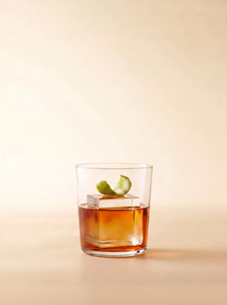 SŨ Tequila Reposado — 100% agave con paso por barrica — lifestyle